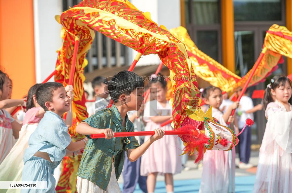 Folk Customs Welcome National Day in Huzhou
