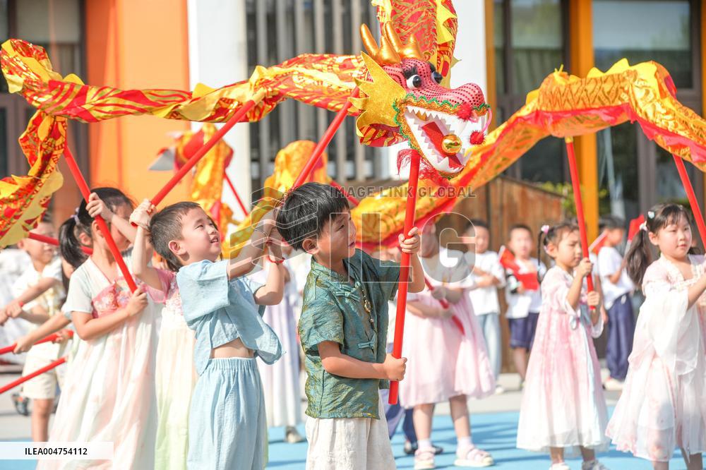 Folk Customs Welcome National Day in Huzhou