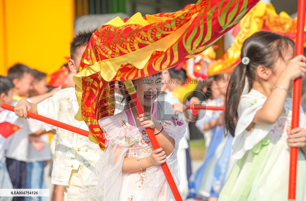 Folk Customs Welcome National Day in Huzhou