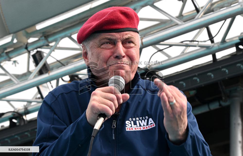 Curtis Sliwa Campaigns on Staten Island
