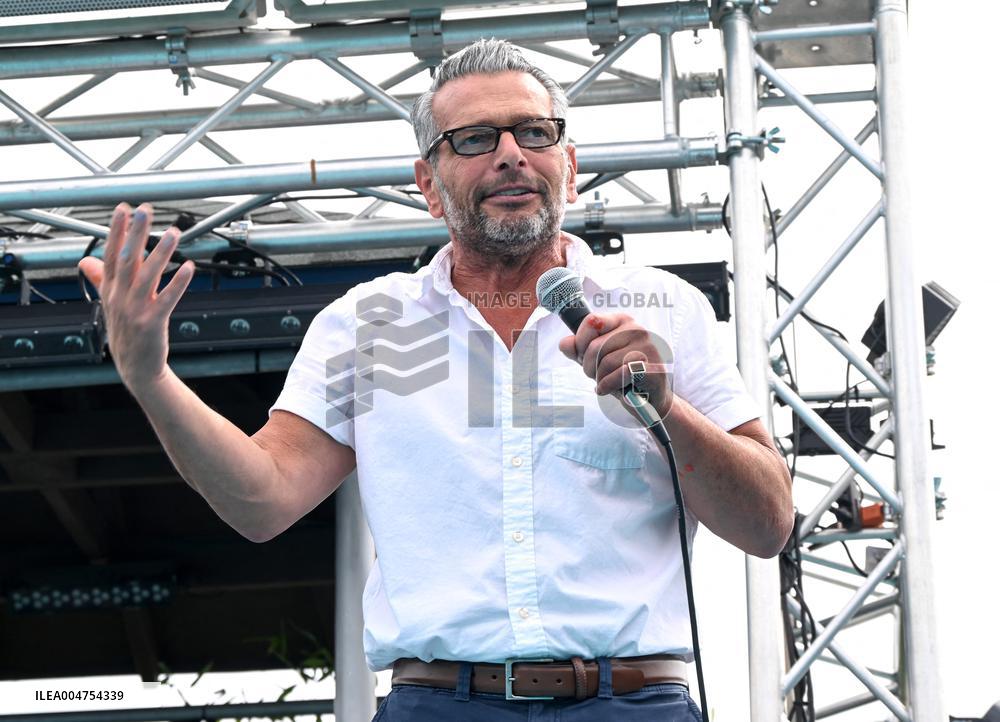Curtis Sliwa Campaigns on Staten Island