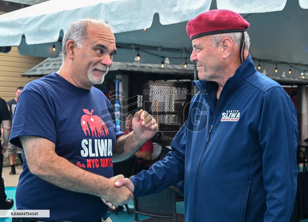 Curtis Sliwa Campaigns on Staten Island