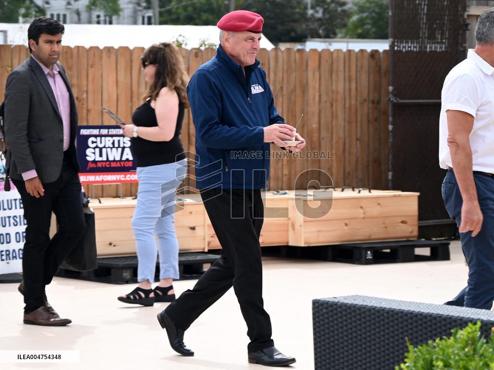 Curtis Sliwa Campaigns on Staten Island