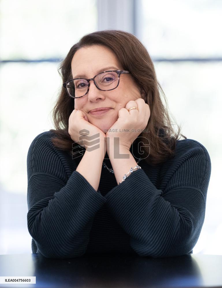 JULIA QUINN