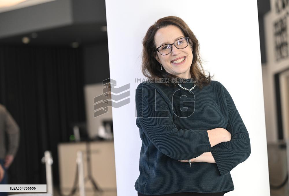 JULIA QUINN
