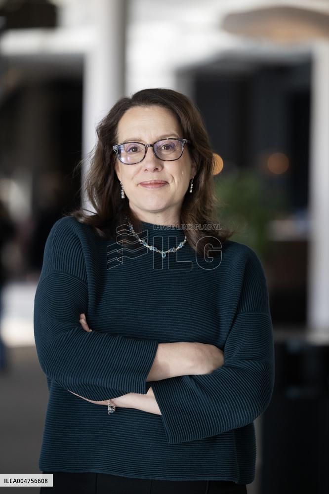 JULIA QUINN