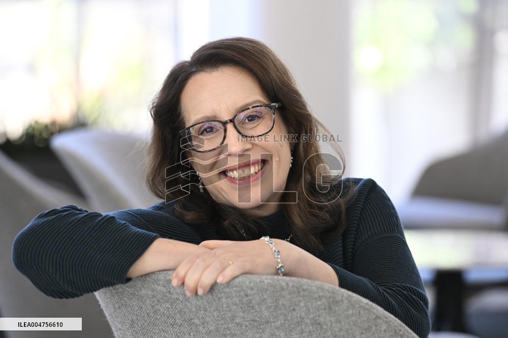 JULIA QUINN
