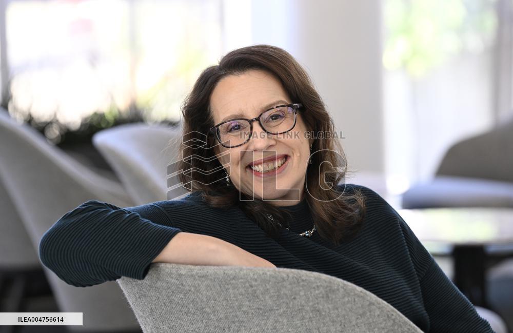 JULIA QUINN
