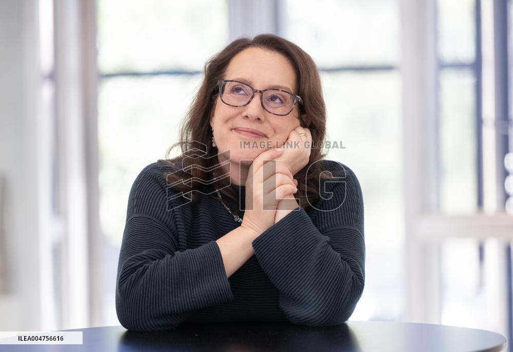 JULIA QUINN