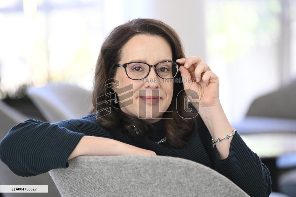 JULIA QUINN