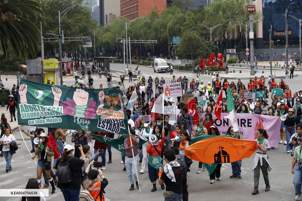 Women Demanding Decriminalization of Abortion in Mexico