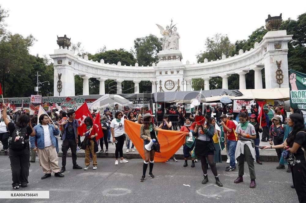 Women Demanding Decriminalization of Abortion in Mexico