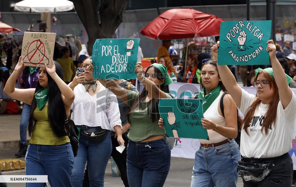Women Demanding Decriminalization of Abortion in Mexico