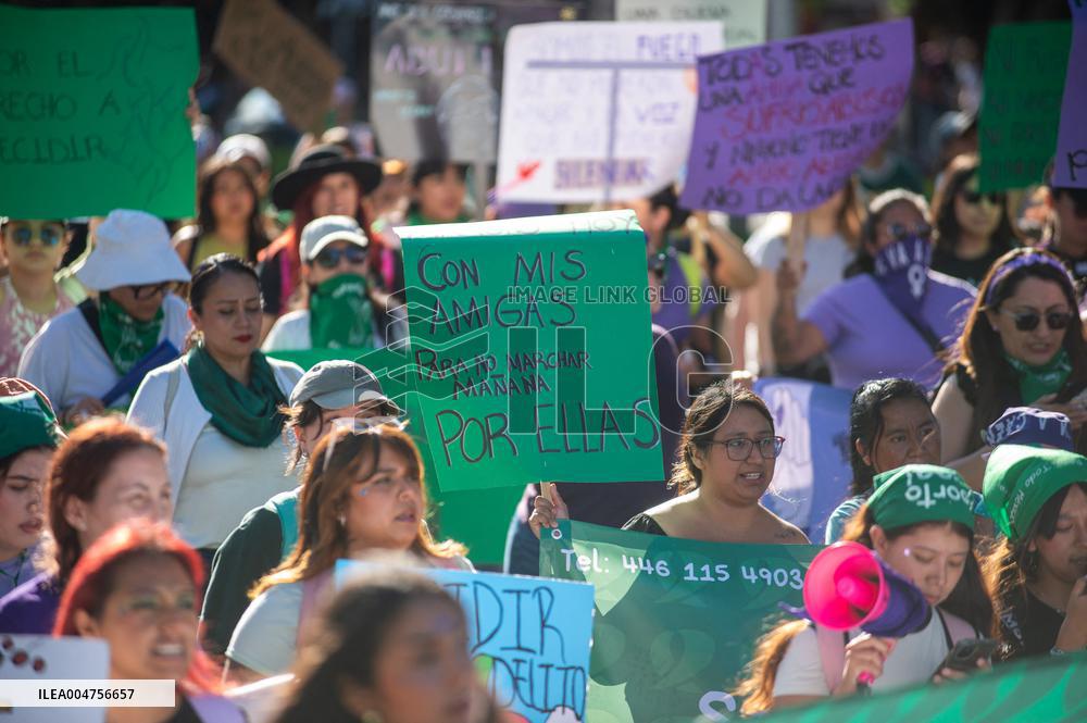 Women Demanding Decriminalization of Abortion in Mexico