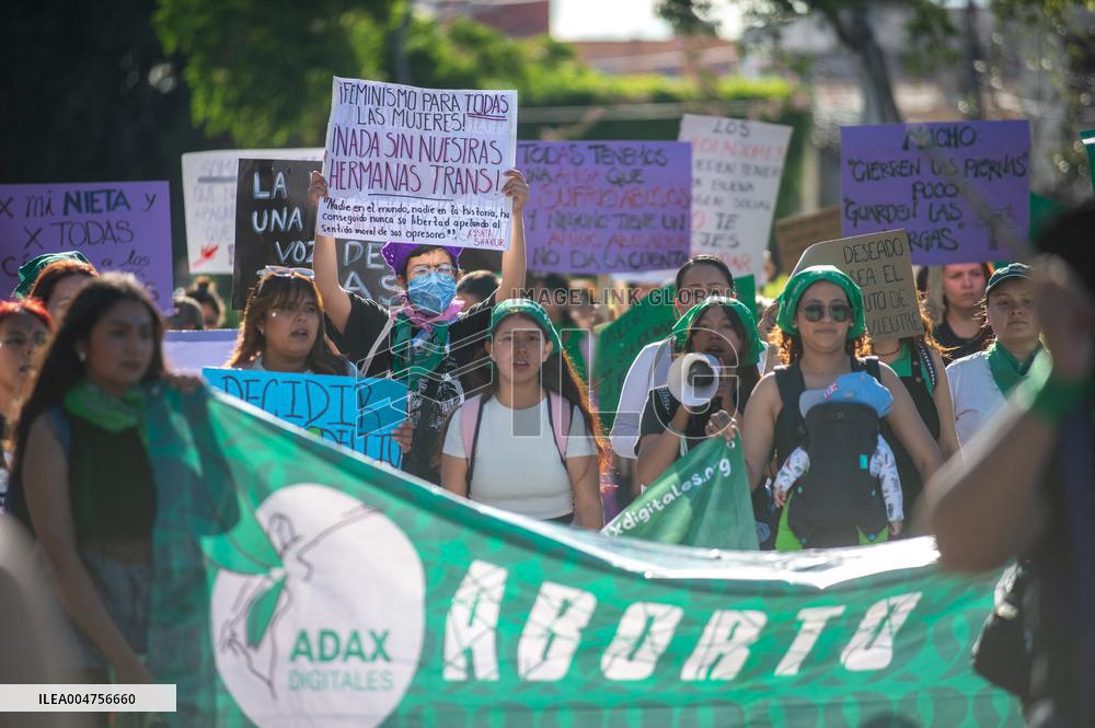 Women Demanding Decriminalization of Abortion in Mexico