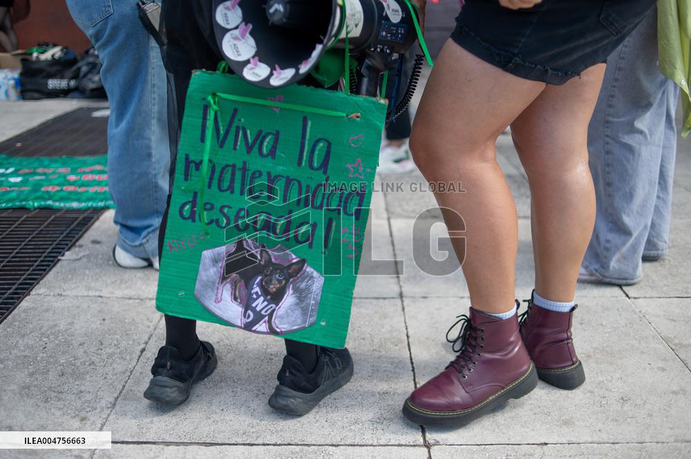 Women Demanding Decriminalization of Abortion in Mexico