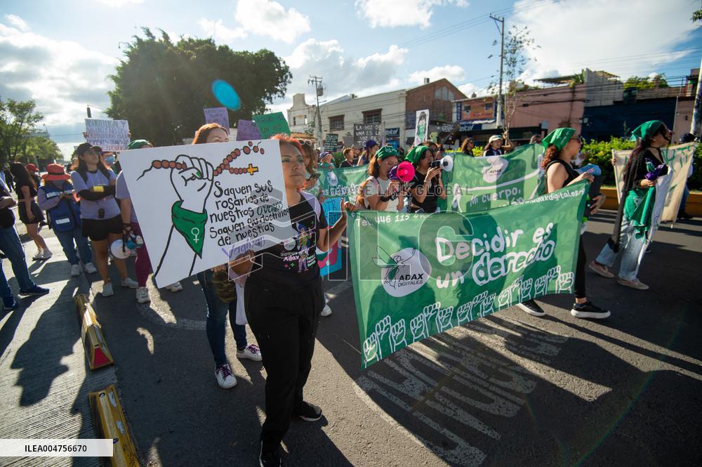 Women Demanding Decriminalization of Abortion in Mexico
