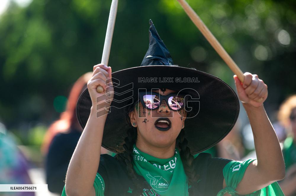 Women Demanding Decriminalization of Abortion in Mexico