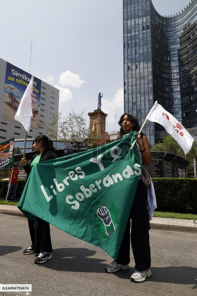 Women Demanding Decriminalization of Abortion in Mexico