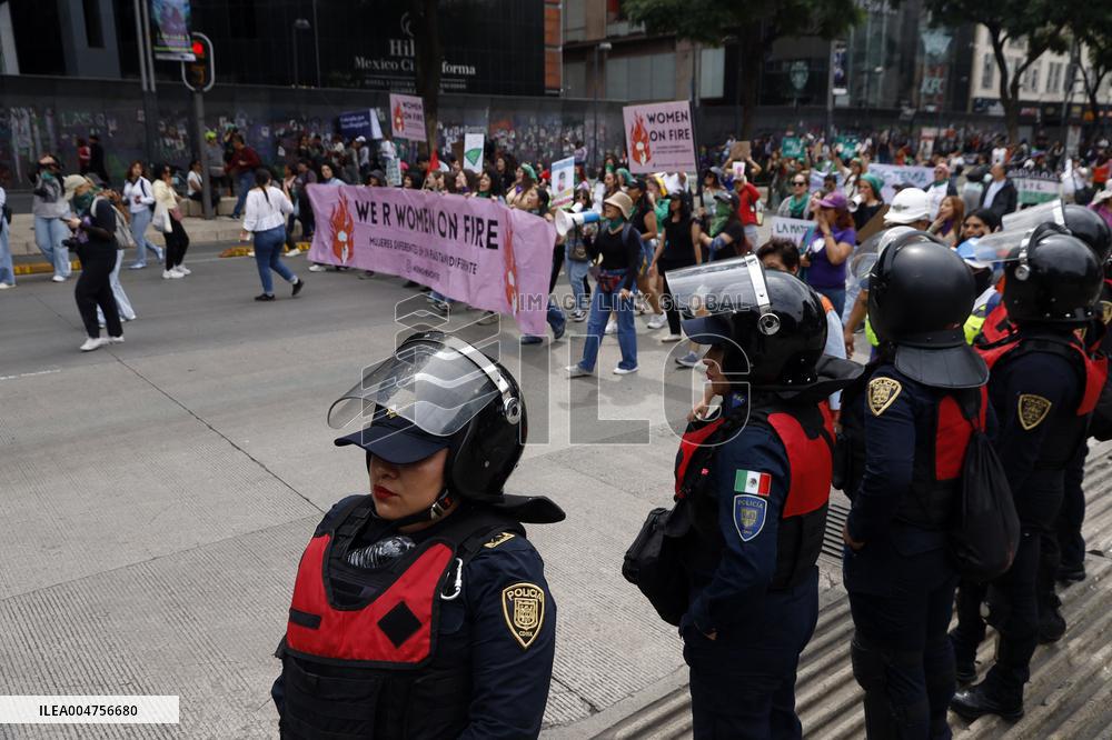 Women Demanding Decriminalization of Abortion in Mexico