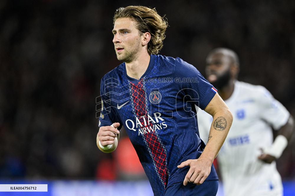 PSG v AJ Auxerre - Paris