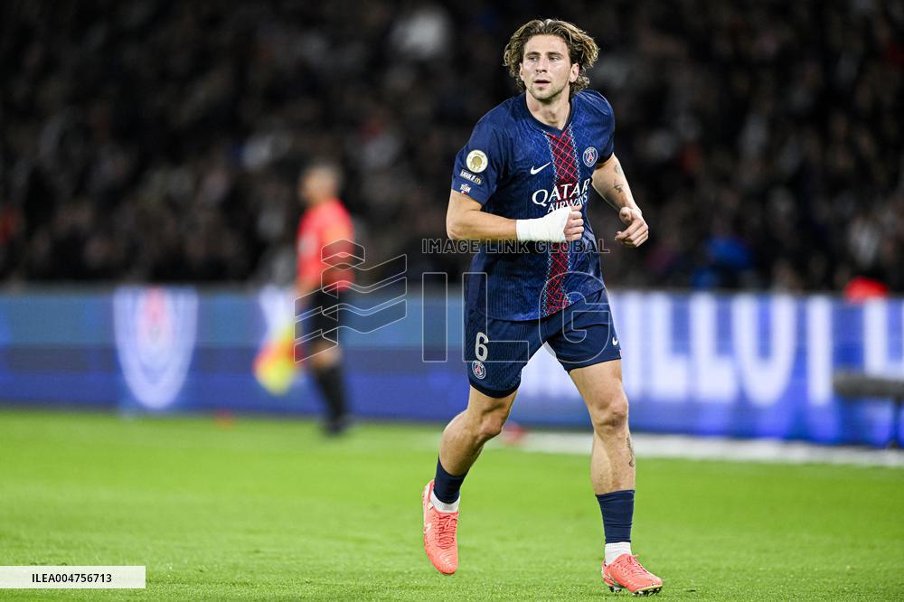 PSG v AJ Auxerre - Paris