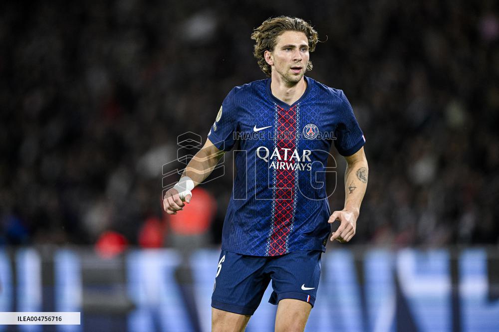 PSG v AJ Auxerre - Paris