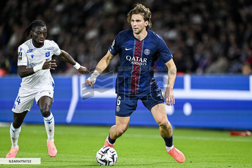 PSG v AJ Auxerre - Paris