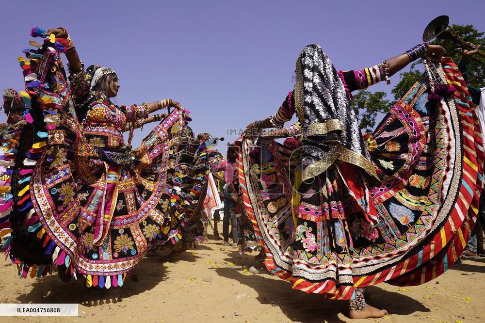 Indian Kalbeliya Gypsy Dancers Performs - India