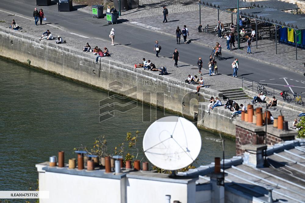 Illustrations Of Paris Rooftops - France
