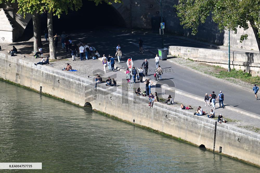 Illustrations Of Paris Rooftops - France