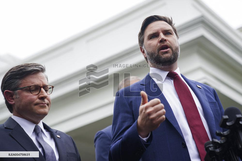 US President Trump meets with congressional leaders to try and avert a government shutdown