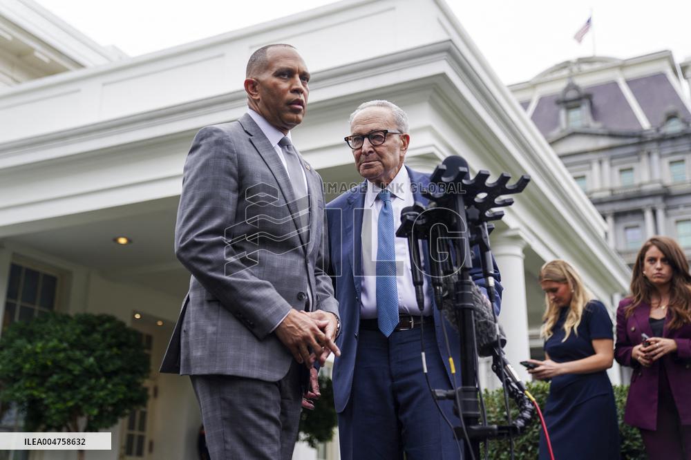 US President Trump meets with congressional leaders to try and avert a government shutdown