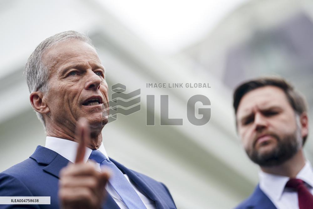 US President Trump meets with congressional leaders to try and avert a government shutdown