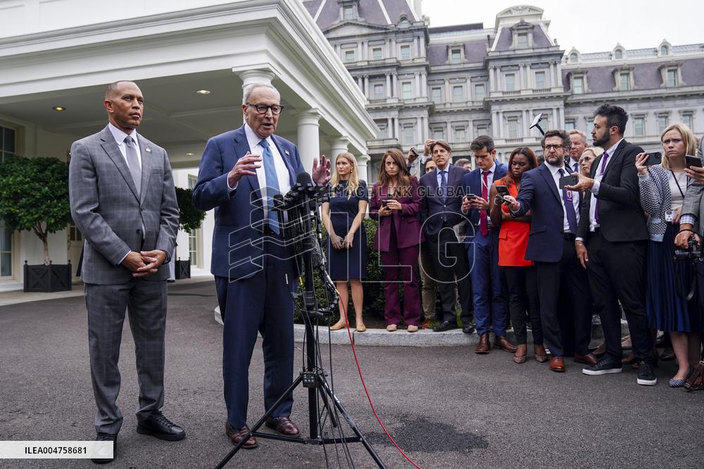 US President Trump meets with congressional leaders to try and avert a government shutdown