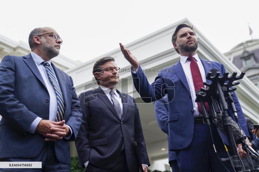 US President Trump meets with congressional leaders to try and avert a government shutdown