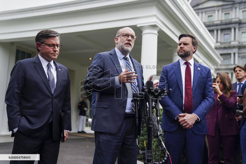 US President Trump meets with congressional leaders to try and avert a government shutdown