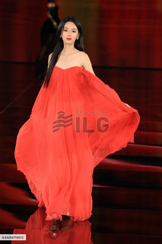 PFW - Le Défilé. Liberté, Egalité, Sororité"You're Worth It" L'Oréal Paris Runway