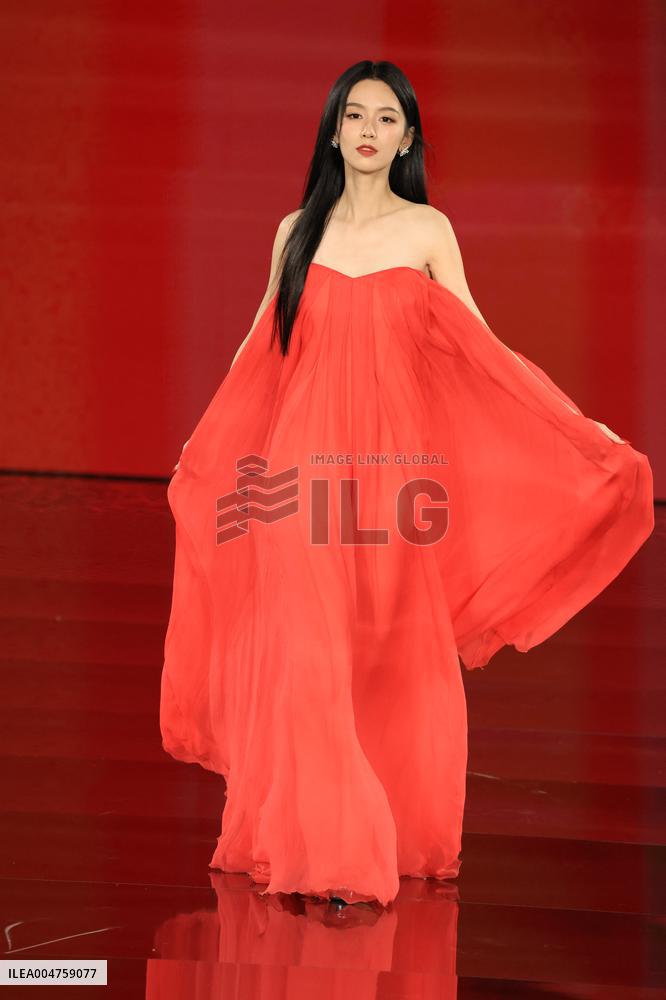 PFW - Le Défilé. Liberté, Egalité, Sororité"You're Worth It" L'Oréal Paris Runway