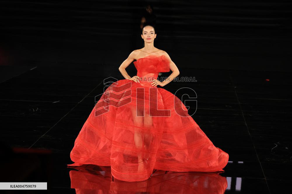 PFW - Le Défilé. Liberté, Egalité, Sororité"You're Worth It" L'Oréal Paris Runway