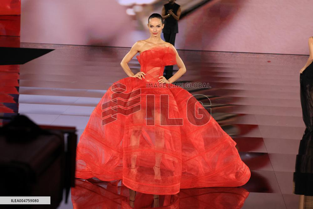 PFW - Le Défilé. Liberté, Egalité, Sororité"You're Worth It" L'Oréal Paris Runway