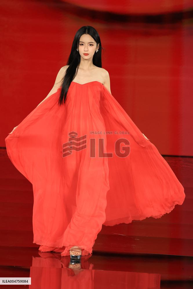 PFW - Le Défilé. Liberté, Egalité, Sororité"You're Worth It" L'Oréal Paris Runway