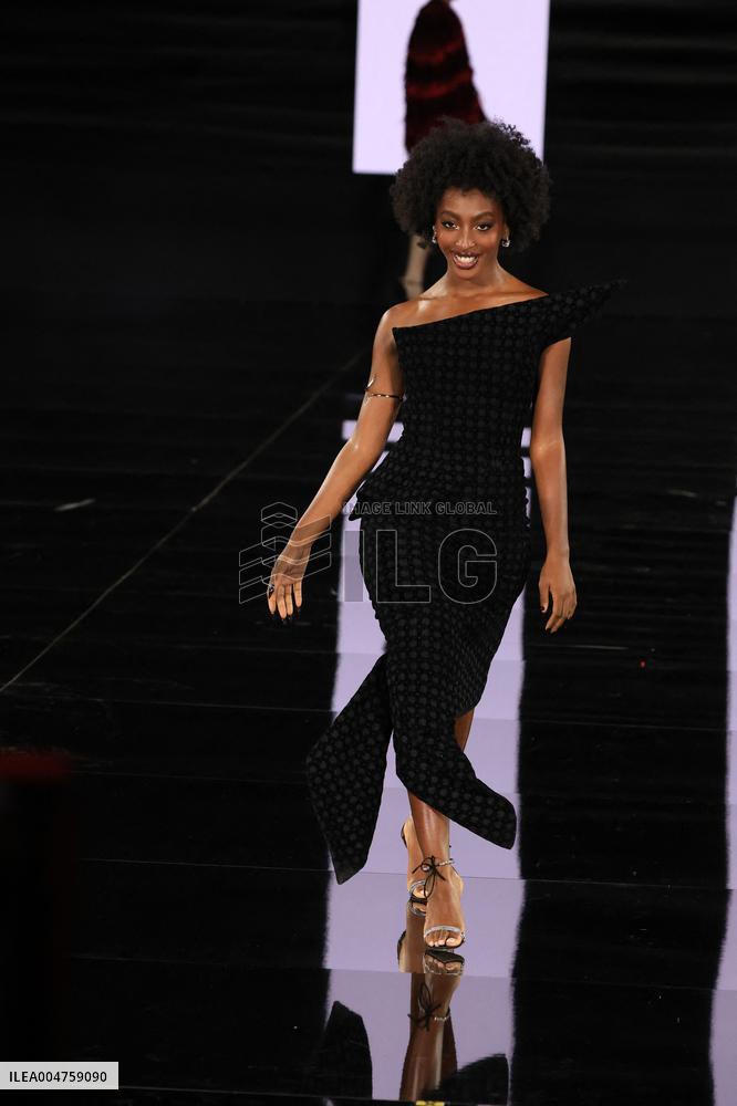 PFW - Le Défilé. Liberté, Egalité, Sororité"You're Worth It" L'Oréal Paris Runway