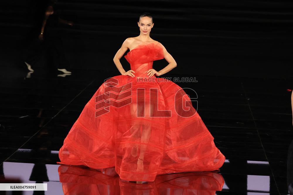 PFW - Le Défilé. Liberté, Egalité, Sororité"You're Worth It" L'Oréal Paris Runway