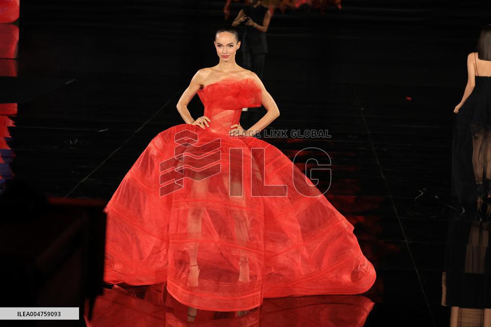 PFW - Le Défilé. Liberté, Egalité, Sororité"You're Worth It" L'Oréal Paris Runway