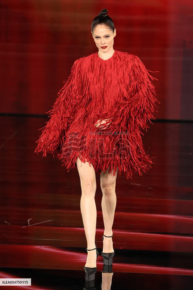 PFW - Le Défilé. Liberté, Egalité, Sororité"You're Worth It" L'Oréal Paris Runway