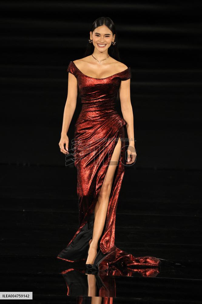 PFW - Le Défilé. Liberté, Egalité, Sororité"You're Worth It" L'Oréal Paris Runway