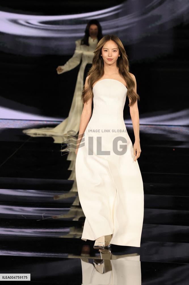 PFW - Le Défilé. Liberté, Egalité, Sororité"You're Worth It" L'Oréal Paris Runway