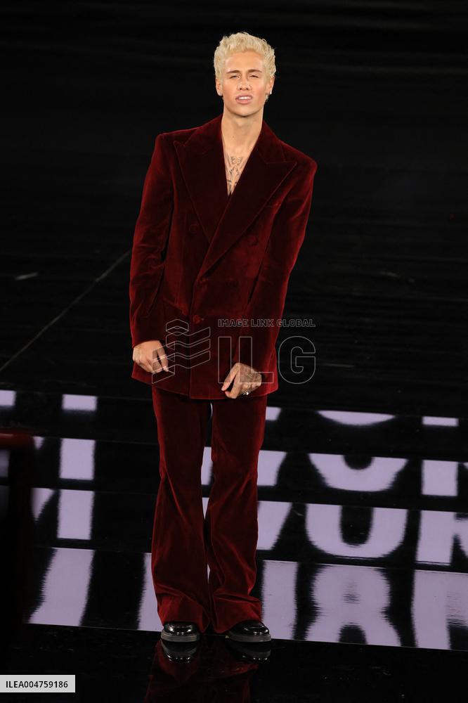 PFW - Le Défilé. Liberté, Egalité, Sororité"You're Worth It" L'Oréal Paris Runway