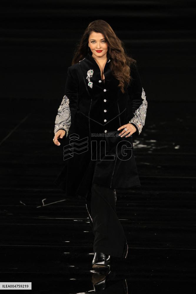 PFW - Le Défilé. Liberté, Egalité, Sororité"You're Worth It" L'Oréal Paris Runway